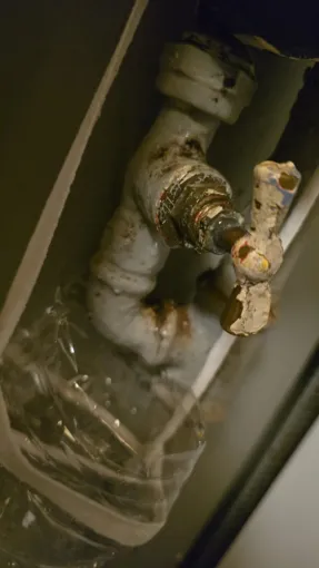 Urgence fuite d’eau à Paris – Intervention rapide pour vanne d’arrêt grippée , Paris,