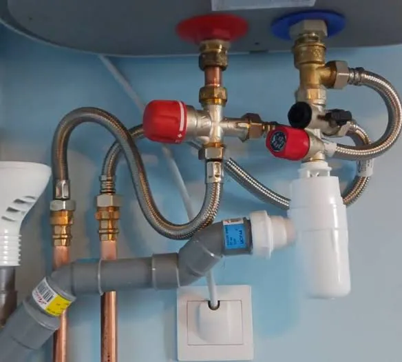 DÉPANNAGE URGENT CHAUFFE-EAU : Chauffe-eau qui fuit : que faire en urgence avant l’arrivée du plombier ?, Pantin, NESAYEM BTP